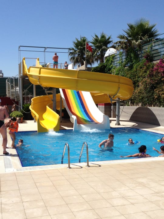 Einer der Pools am Strand mit Rutschen. Hotel Antik