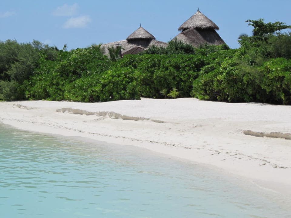 Gebäude auf der Insel Kuredu Island Resort & Spa
