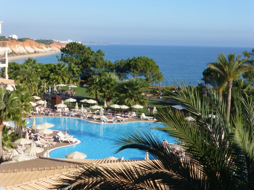 Blick vom Balkon auf Pool und Meer PortoBay Blue Ocean
