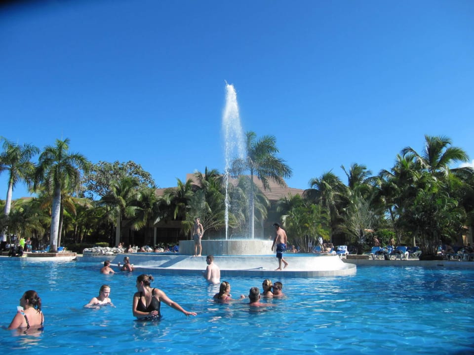 Animationspool mit Swim in Bar Villas Bavaro Resort & Spa