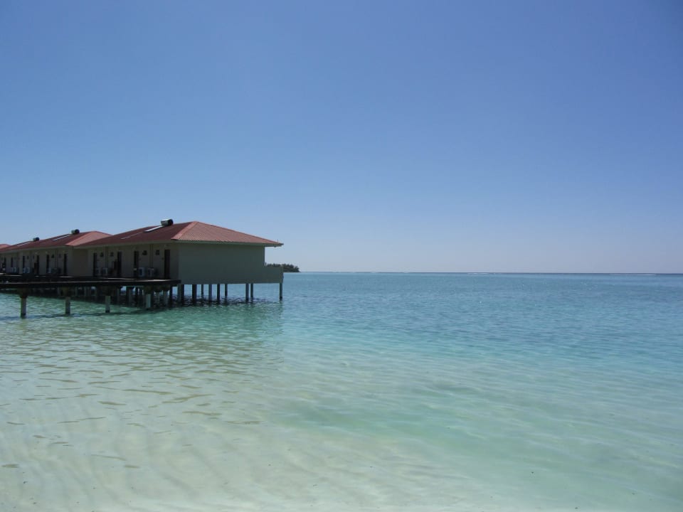 Wasserbungalows von der Bar aus Summer Island Maldives