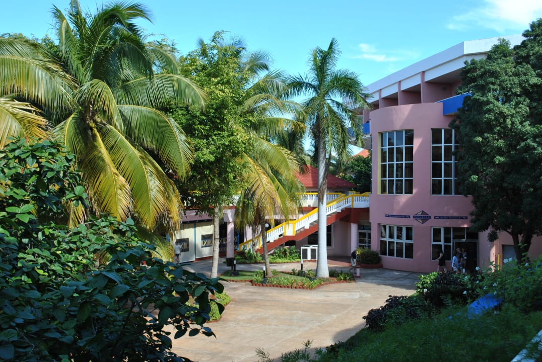 Gebäude mit Restaurant Hotel Brisas del Caribe