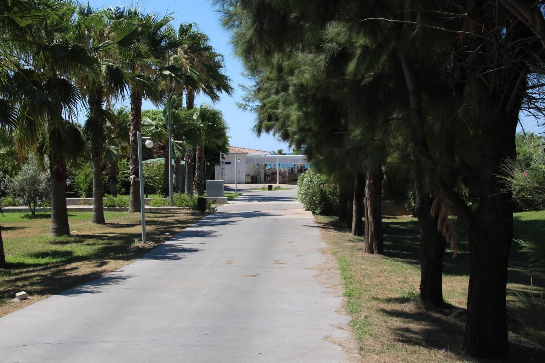 Weg zum Strand Club Grand Aqua