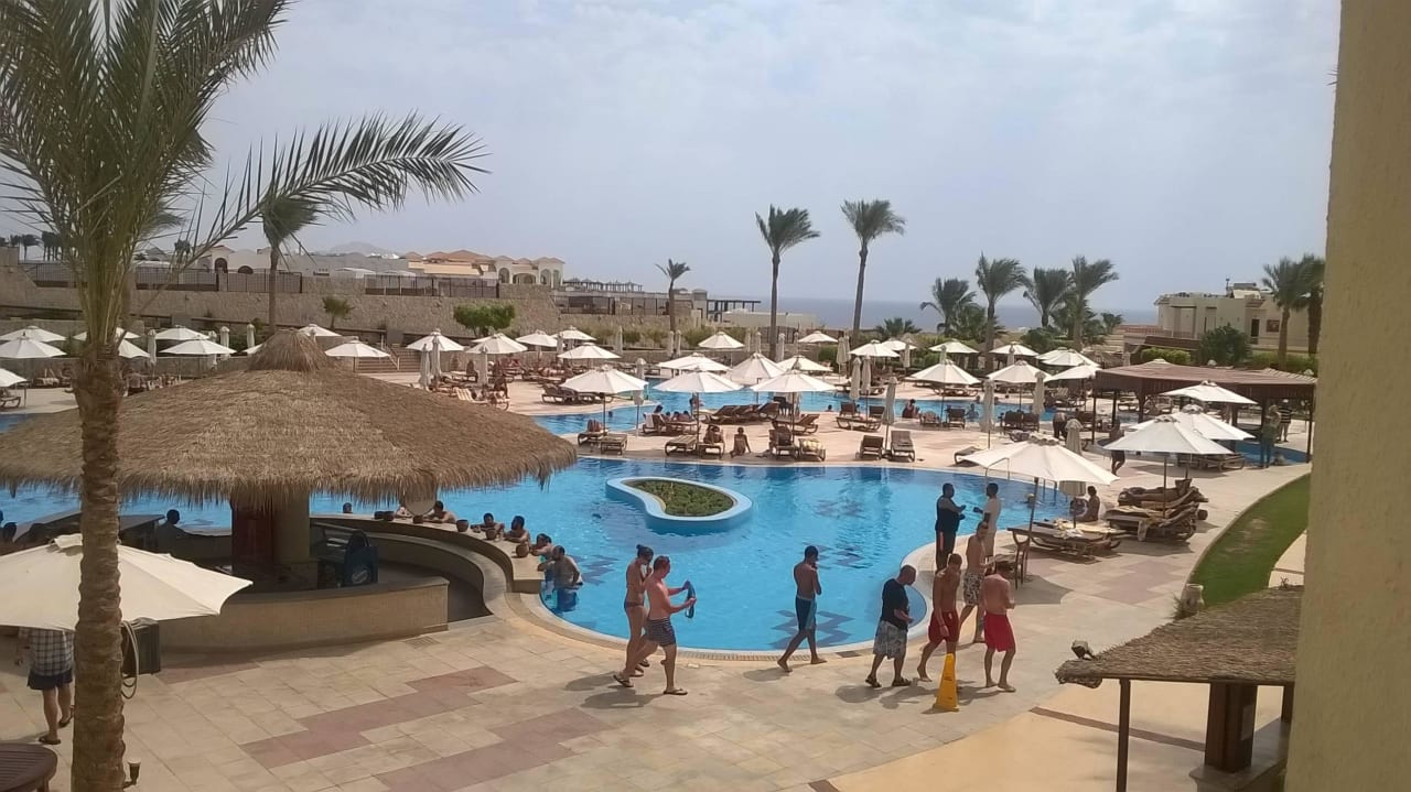 Pool mit Poolbar zu den Schlagzeiten DoubleTree by Hilton Sharm El Sheikh - Sharks Bay Resort