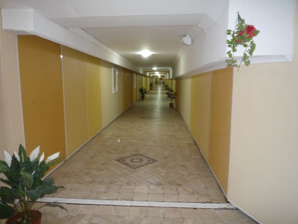 Unterführung zum Block C Aska Hotel Just in Beach