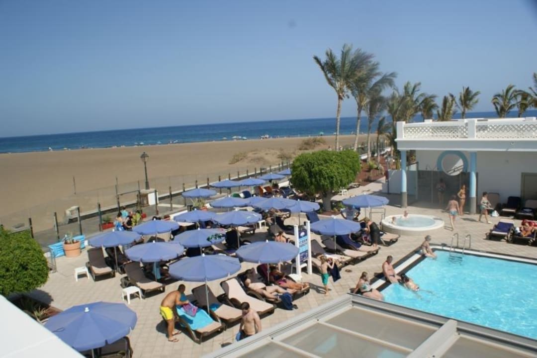 Blick auf einige Liegen am Pool Hotel Las Costas