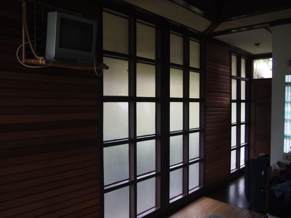 Eingang mit Milchglasfenstern und kleinem TV Mamasa Cottages