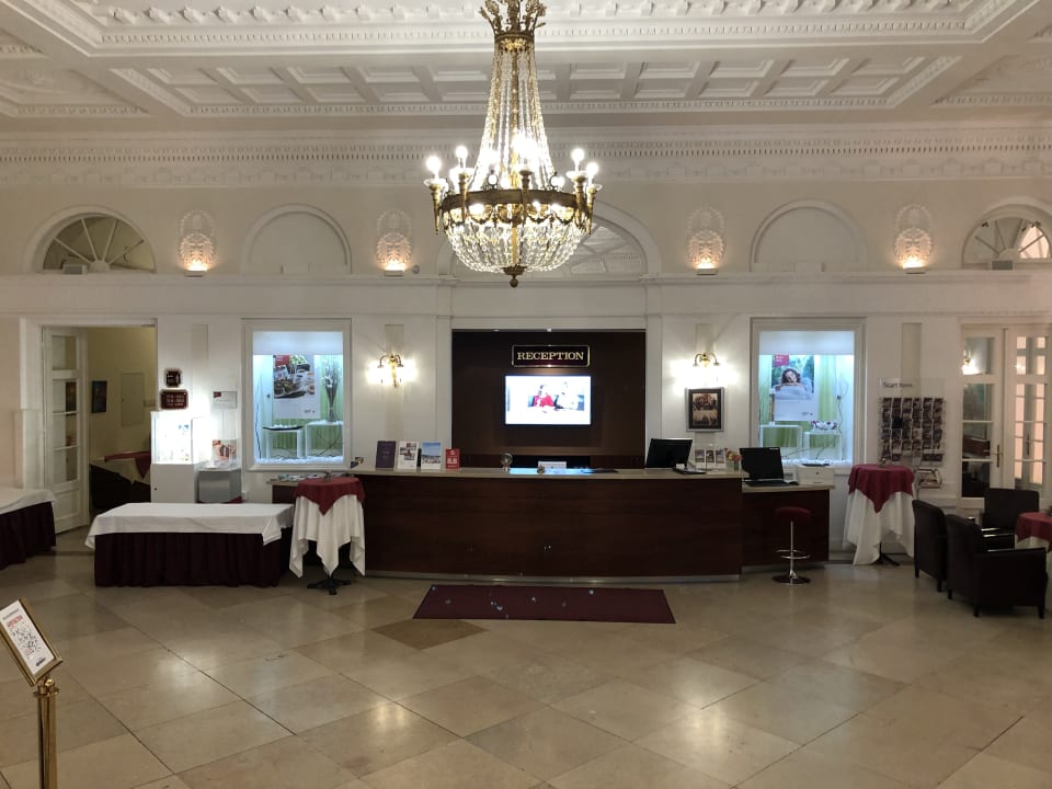 Lobby Austria Trend Hotel Schloss Wilhelminenberg