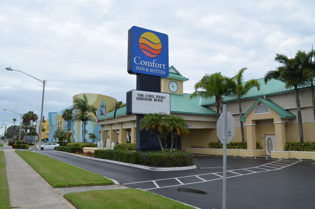 Blick von der Straße auf das Inn Beachside Hotel and Suites