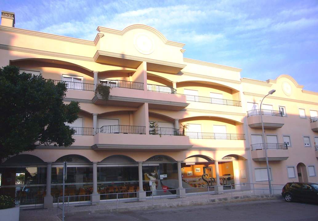 Blick vom Eingangstor auf Café Spol Apartments Atlantico Sul