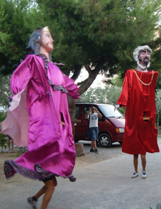 Tanzende Puppen am Kalabresischen Abend Residence Hotel La Taverna