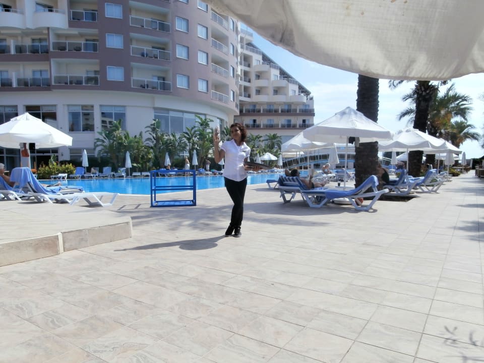 Eine der nettesten Kellnerinnen Saturn Palace Resort Hotel