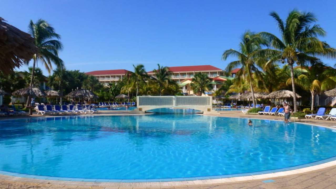 Hauptpool inmitten der Bungalows Iberostar Origin Taínos