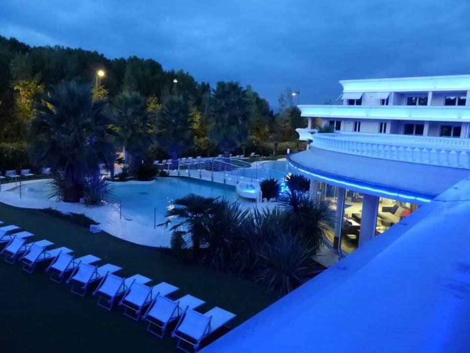 Ausblick über den Pool Hotel Residence Relais Du Lac