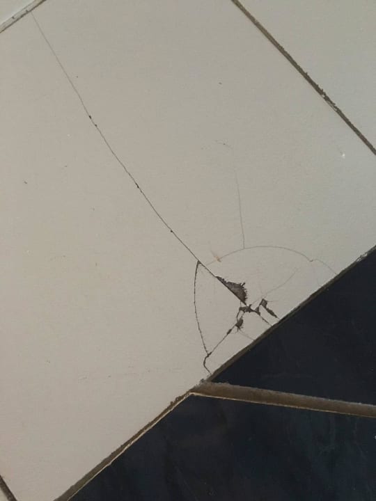 Kaputte Fliese im Eigangsbereich Desert Rose