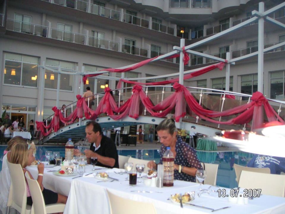 Gala-Abend rund um den Pool Saturn Palace Resort Hotel