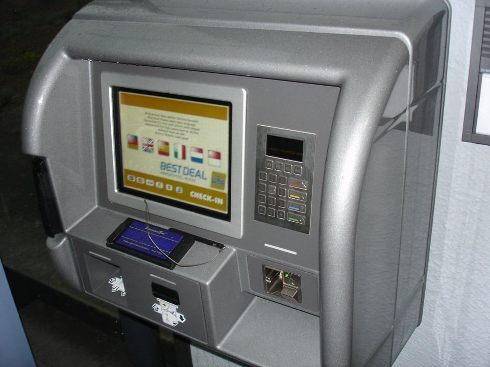 Check-in Automat vor dem Eingang Best Deal Airporthotel Weeze