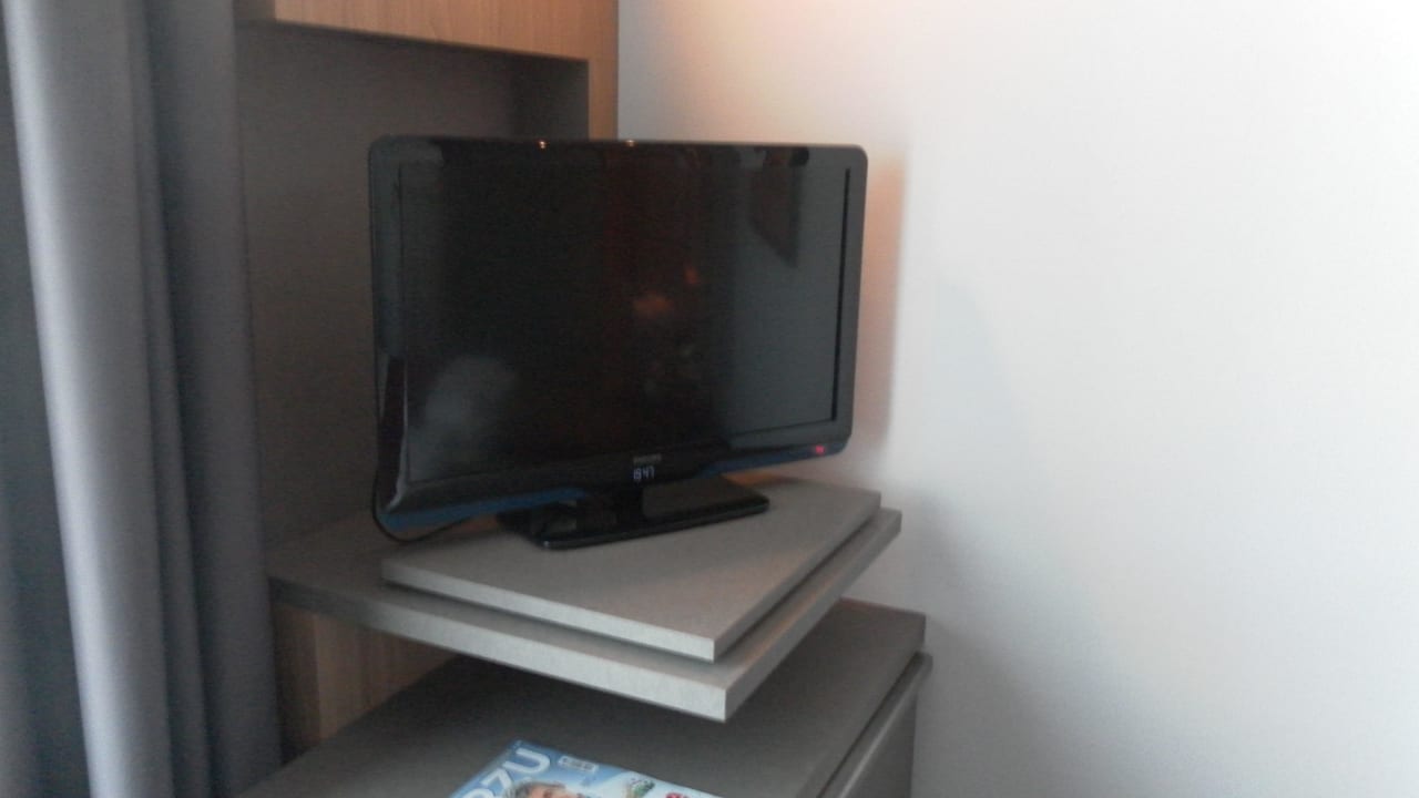 Fernseher mit bereit gelegter Fernsehzeitschrift Mercure Hotel Hamburg Mitte