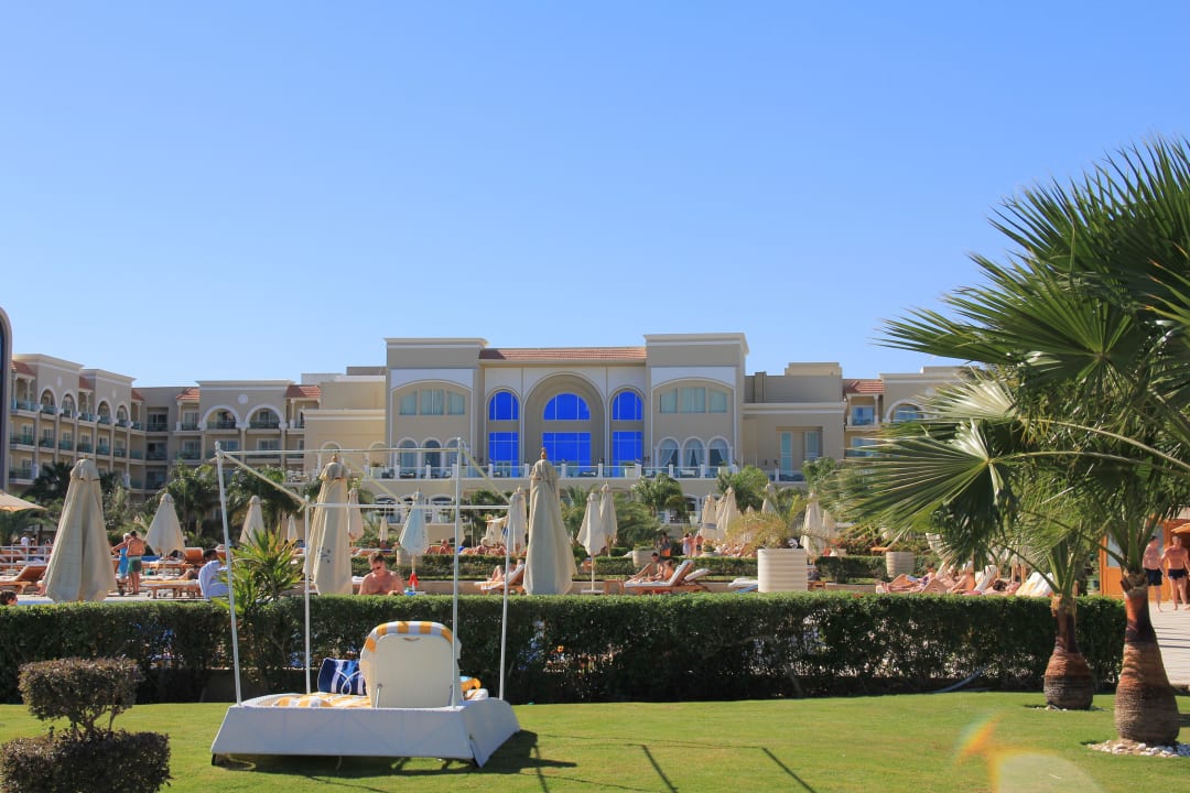 Der Blick vom Strand zum Hotel Premier Le Reve Hotel & Spa