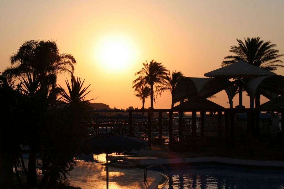 Sonnenaufgang über dem Pool Rodos Palladium Leisure & Wellness