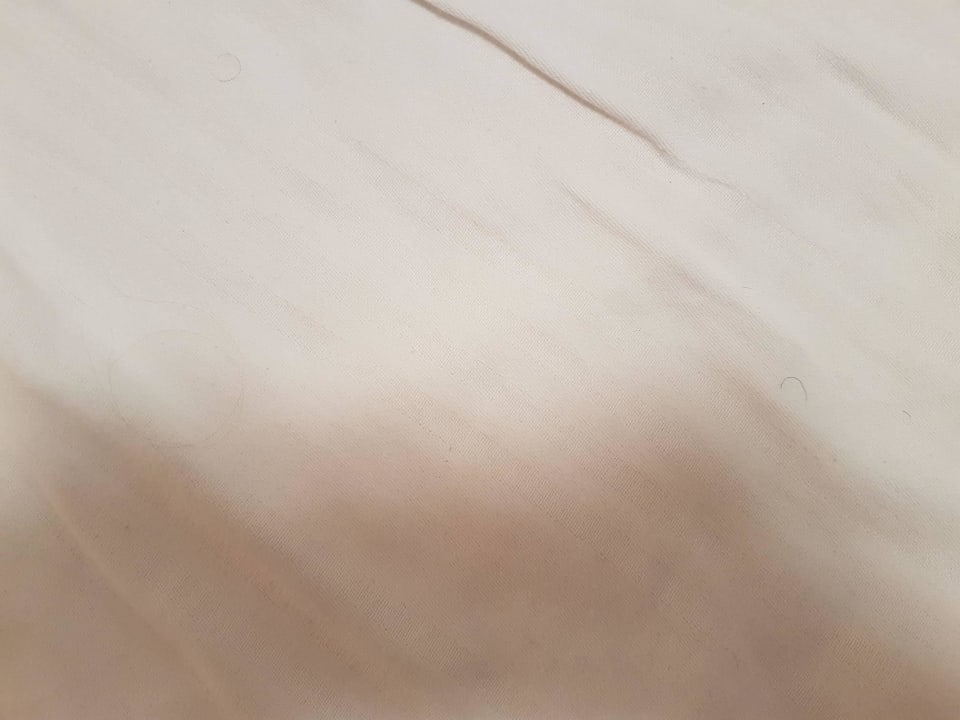 Haare versteckt unter der Zudecke Residence Miravalle