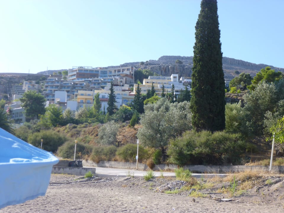 Blick zum Hotel vom Strand aus Lindos Mare, Seaside Hotel