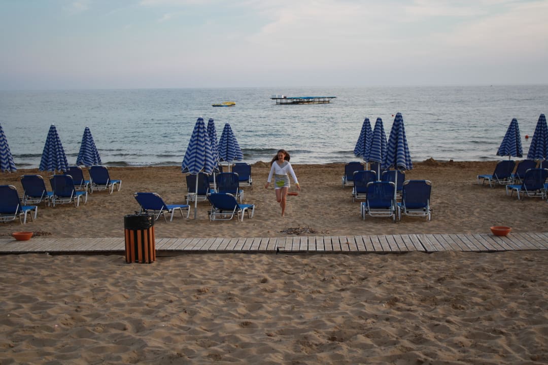 Schöner Sandstrand, frei von Algen und gepflegt. Sandy Beach Resort