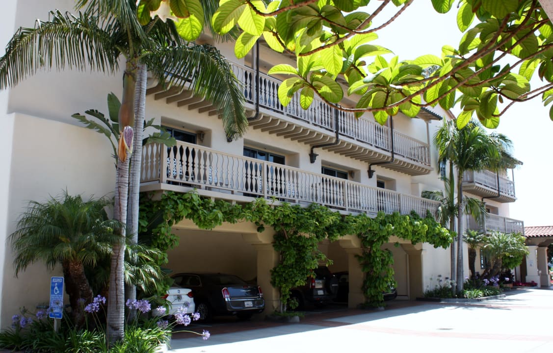Innenhof mit Parkbuchten Hotel Harbor View Inn