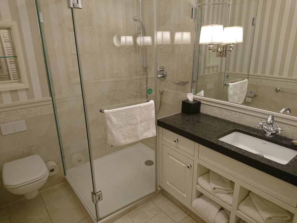 Badezimmer im Doppelzimmer Belle Epoque mit Balkon  Europa Hotel Kühlungsborn