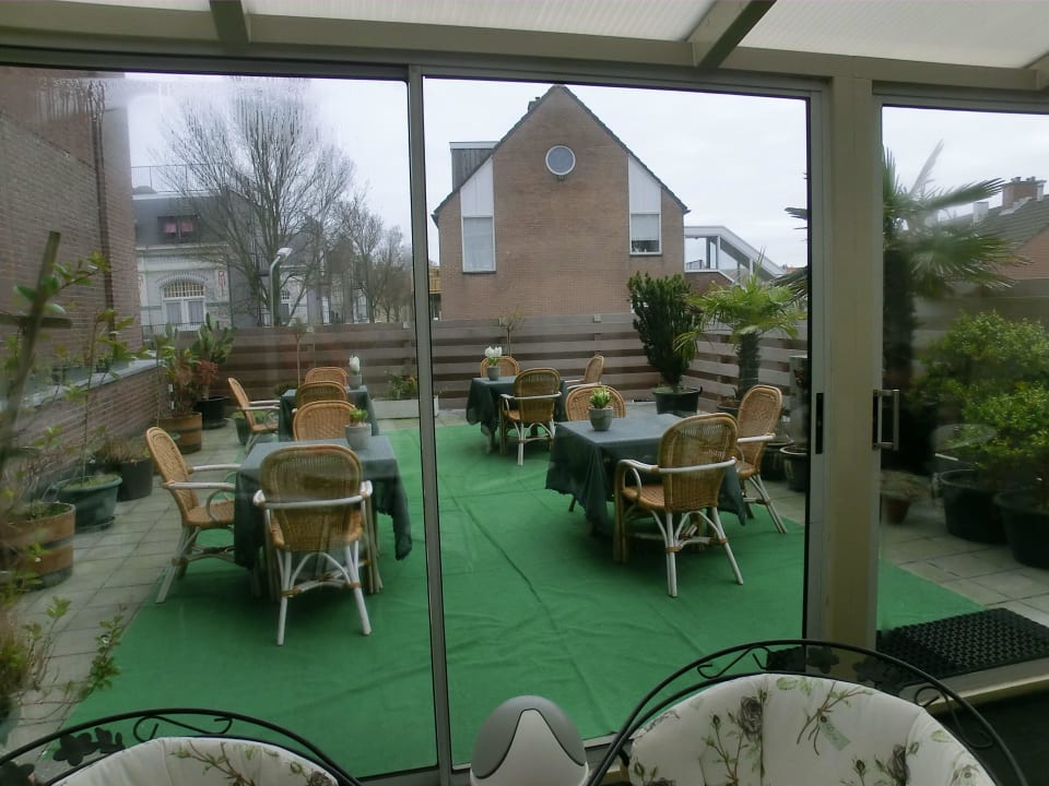 Blick aus d. Frühstücksraum z. Terrasse Hotel De Ruyter
