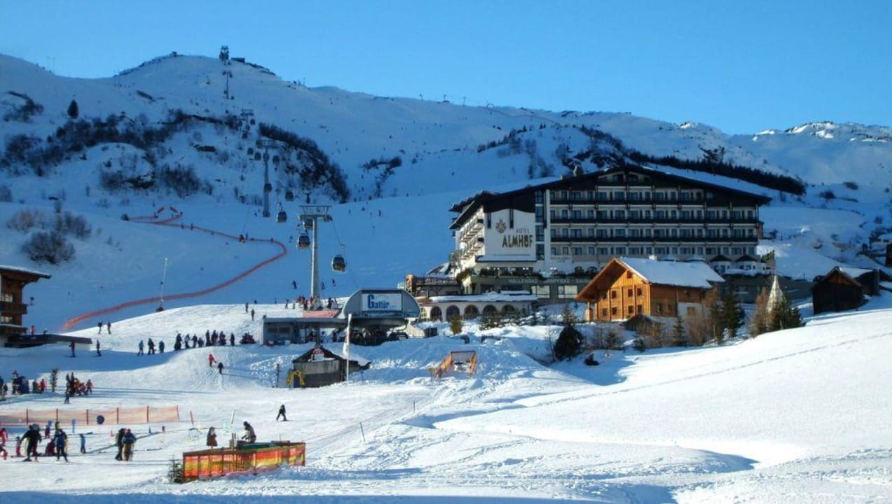 Blick vom Hotel mit Lift  Panorama Hotel Almhof