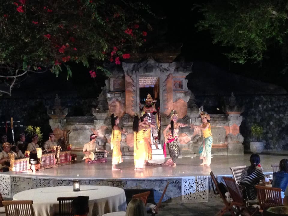 Traditioneller Tanz beim Abendbuffet Pasar Sengol Grand Hyatt Bali