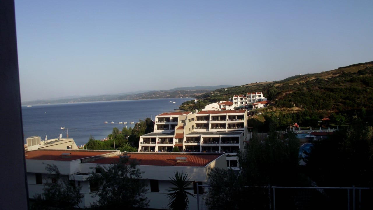 Versteckter Blick zum Nachbarhotel Akrathos Beach Hotel