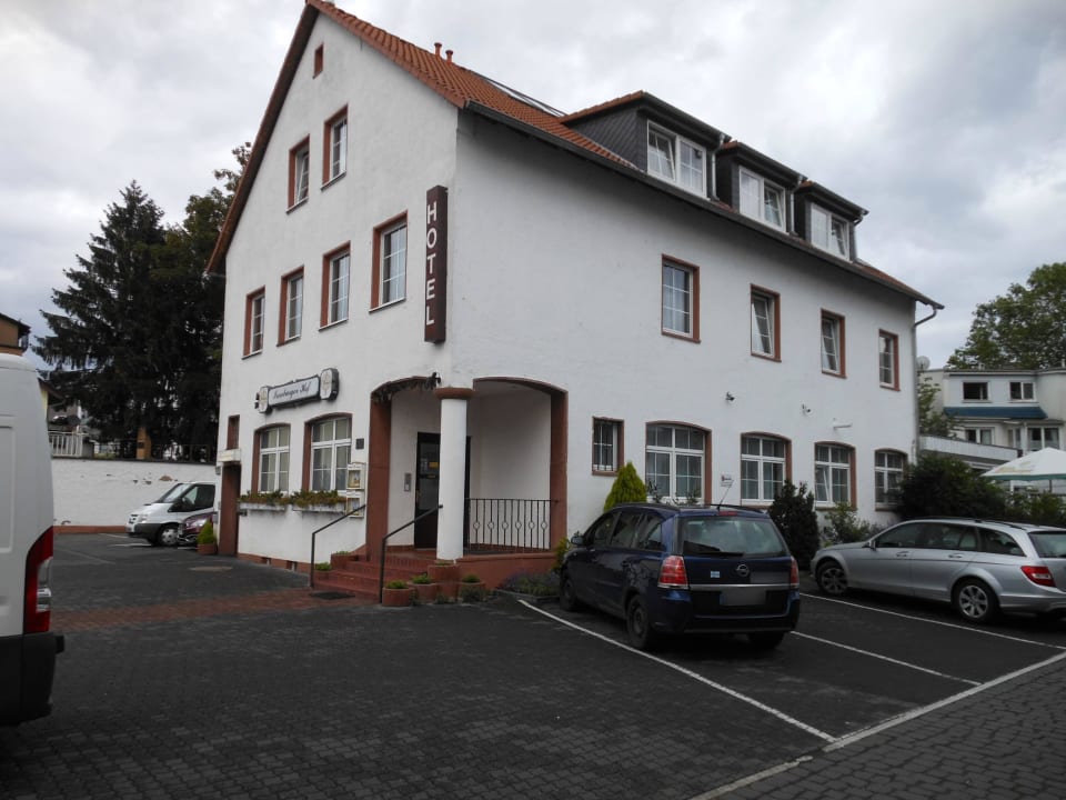 Außenansicht mit Parkplatz Isenburger Hof