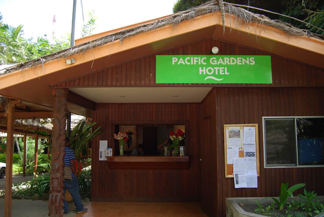 Холл отеля Pacific Gardens Hotel