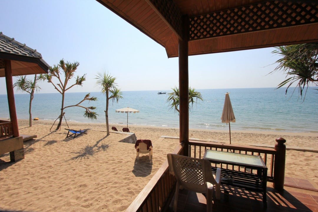 Blick von der Beachfront Hotel Baan Pakgasri Hideaway