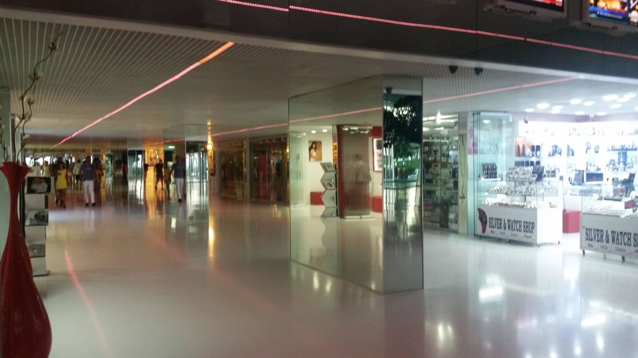 Unterer Shoppingbereich mit Friseur, Fotograf usw. Adam & Eve - Adults only