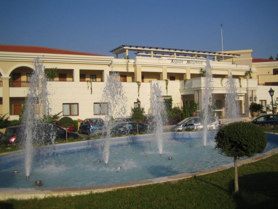 Vorderansicht des Hotels Aegean Melathron Thalasso Spa Hotel