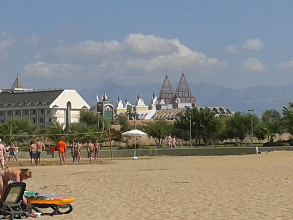 Der weitläufige Strand Port Side Resort Hotel