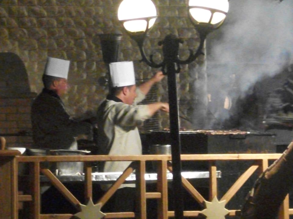 Fleißiges Personal am Außengrill Albatros Sharm Resort