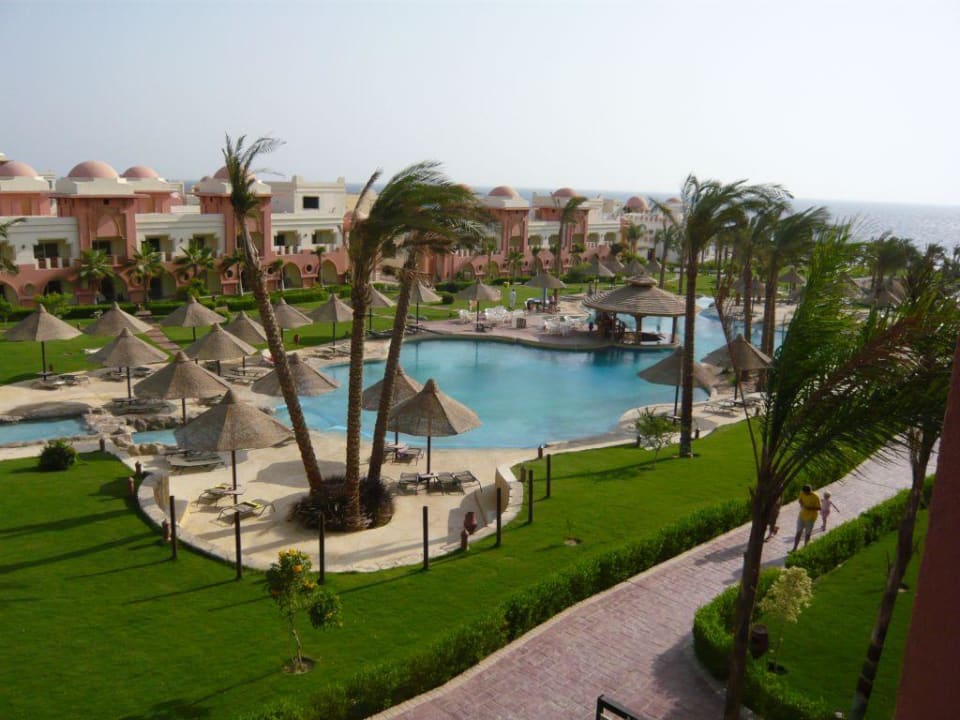 Widok na basen i ogród Serenity Alpha Beach