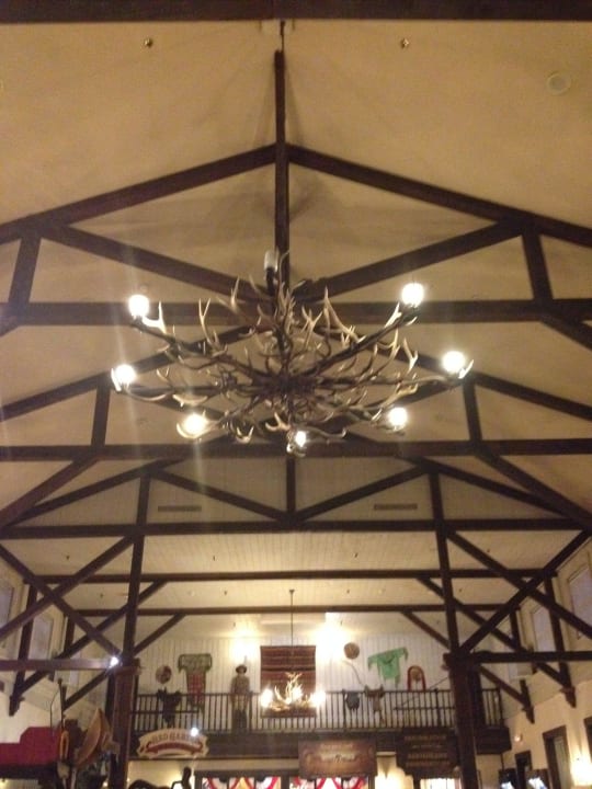 Kronleuchter im Eingangsbereich Disney's Hotel Cheyenne