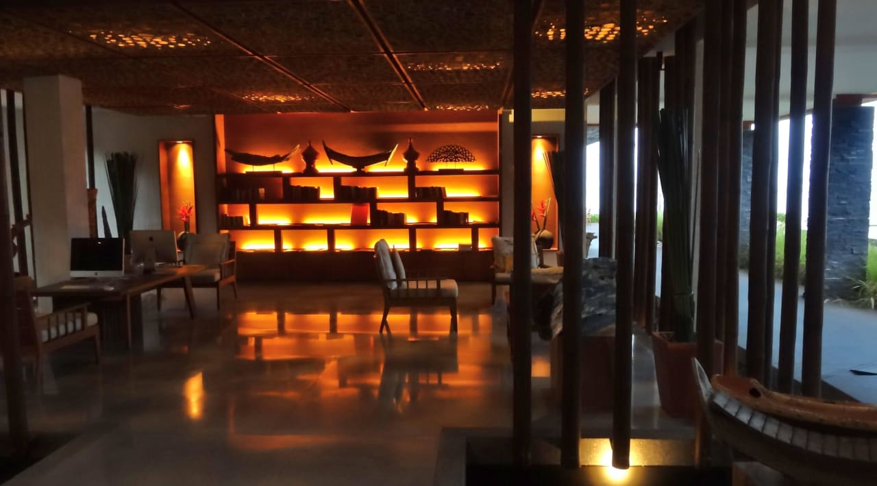 Bibliothek neben Rezeption Hansar Samui Resort & Spa