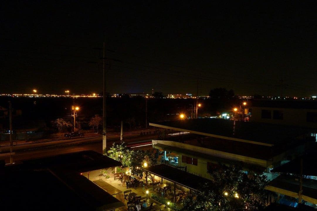 Blick seitlich zur Straße Mariya Boutique At Suvarnabhumi Airport