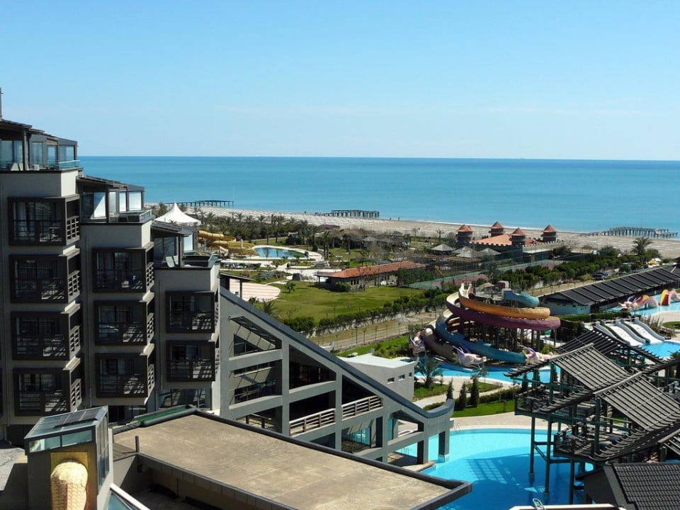 Ausblick auf die Hotelanlage Limak Lara Deluxe Hotel & Resort