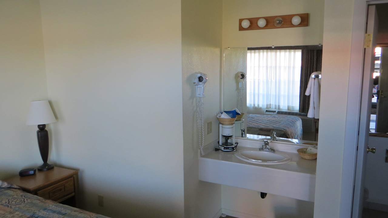 Wenigstens eine Kaffeemaschine ist da Main Motel An Independent Mag