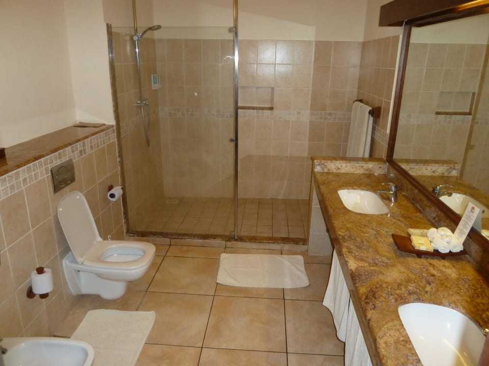 Großes Bad im Maridadi-Zimmer 2204 Baobab Beach Resort & Spa