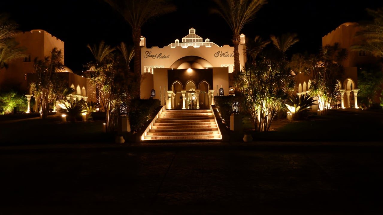 Hoteleingang bei Nacht Grand Makadi