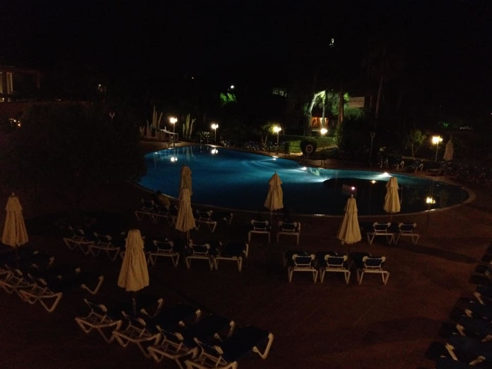 Der Hauptpool beleuchtet Valentin Grand Park Suite Hotel