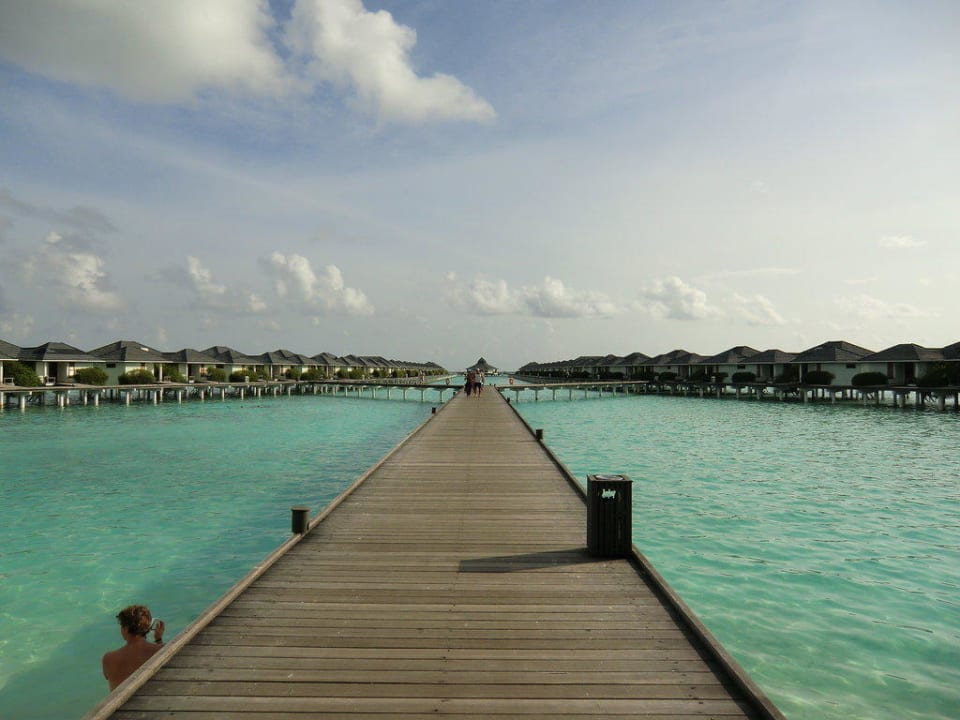 Steg zu den Wasserbungalows Villa Park Sun Island